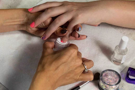 The Ultimate Guide to Using Dipping Powder Nails